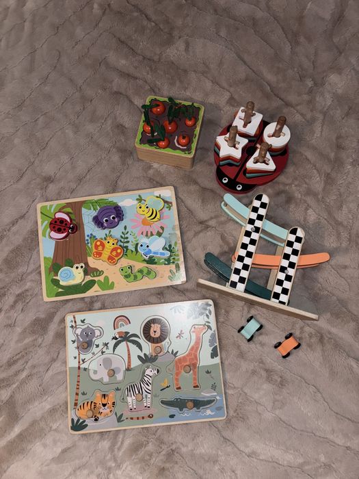 Zestaw drewnianych zabawek układanka sorter zjeżdżalnia z autkami