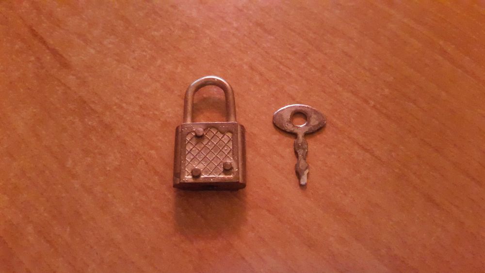 Миниатюрный металлический замок замочек 90-х гг.