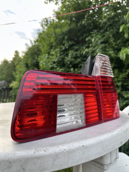 BMW E39 Touring lampy tylne polift OEM Valeo białe komplet