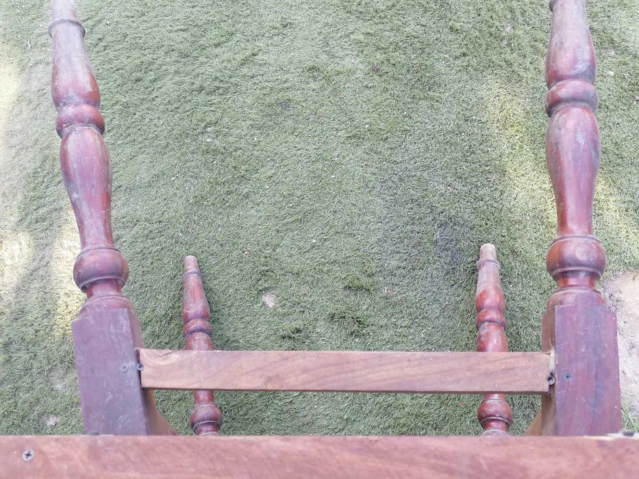 Mesa de madeira em bom estado