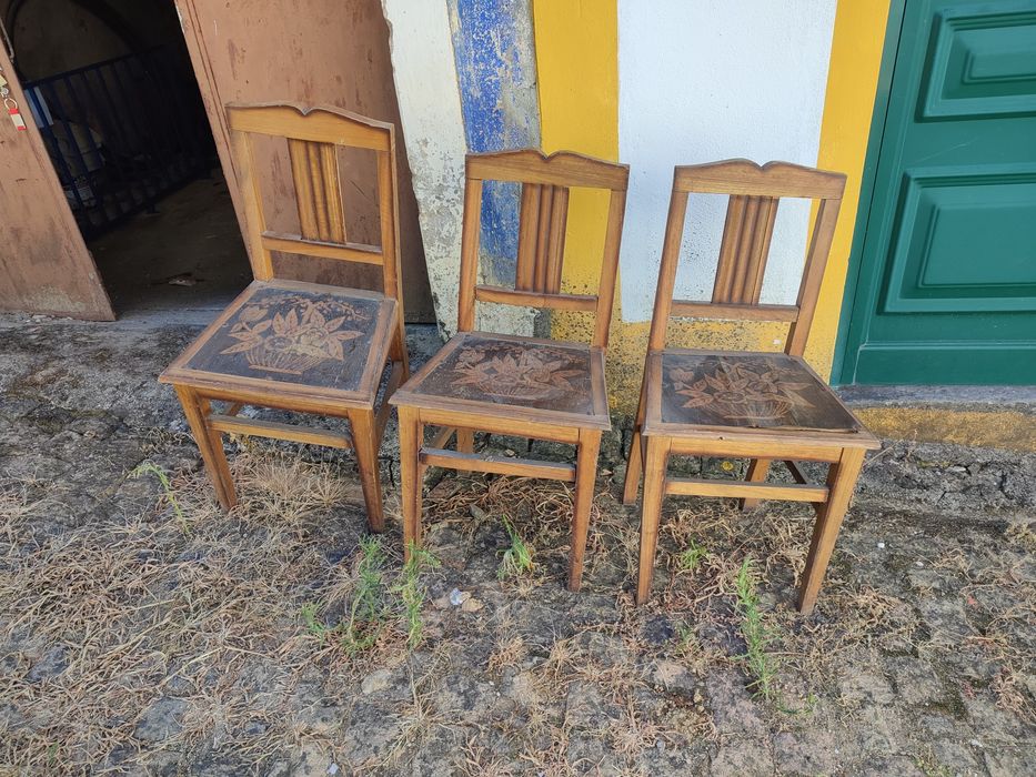 Três cadeiras antigas em madeira