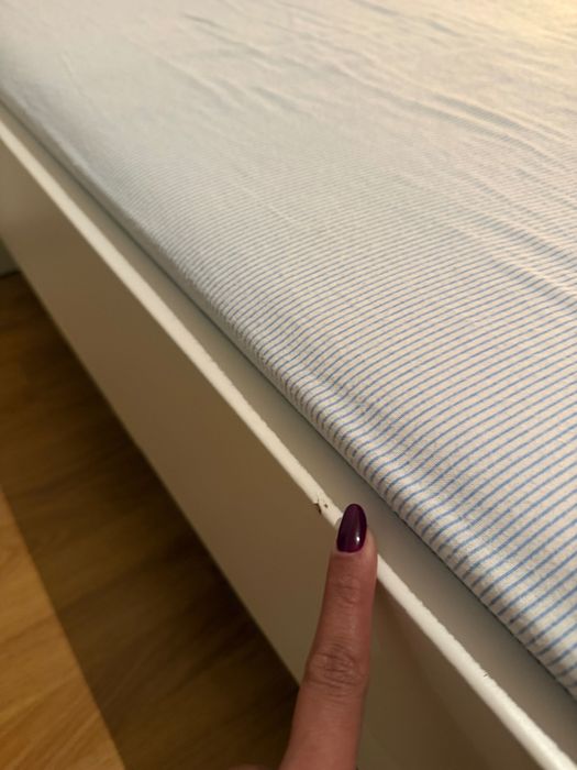 Cama com estrado de ripas + Mesa de cabeceira IKEA