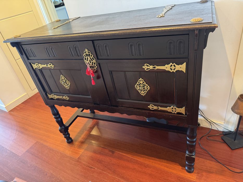 Aparador antigo em madeira maciça