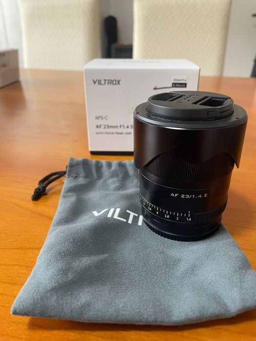 Sony ZV E 10 + lente 23 mm viltrox +cage smallrig