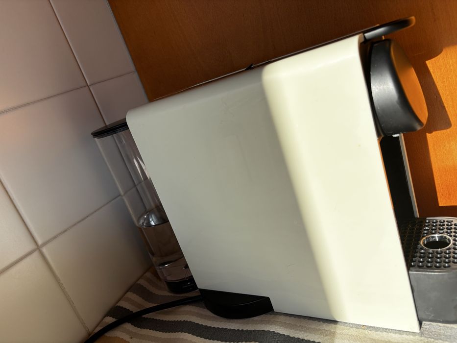 Máquina nespresso essenza plus