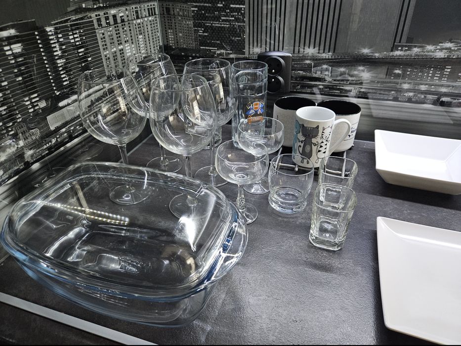 Zastawa stołowa: talerze, sztućce, naczynie do pieczenia żaroodporne