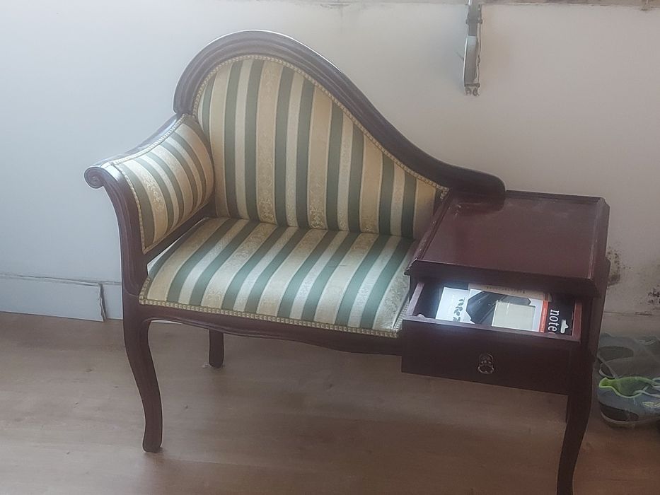 Movel de Apoio com gaveta em madeira e assento em tecido . Em bom .