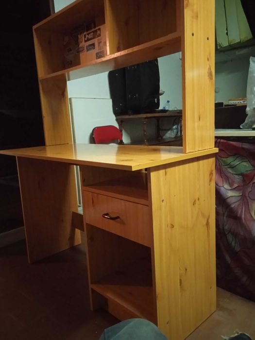 Secretária  com estante