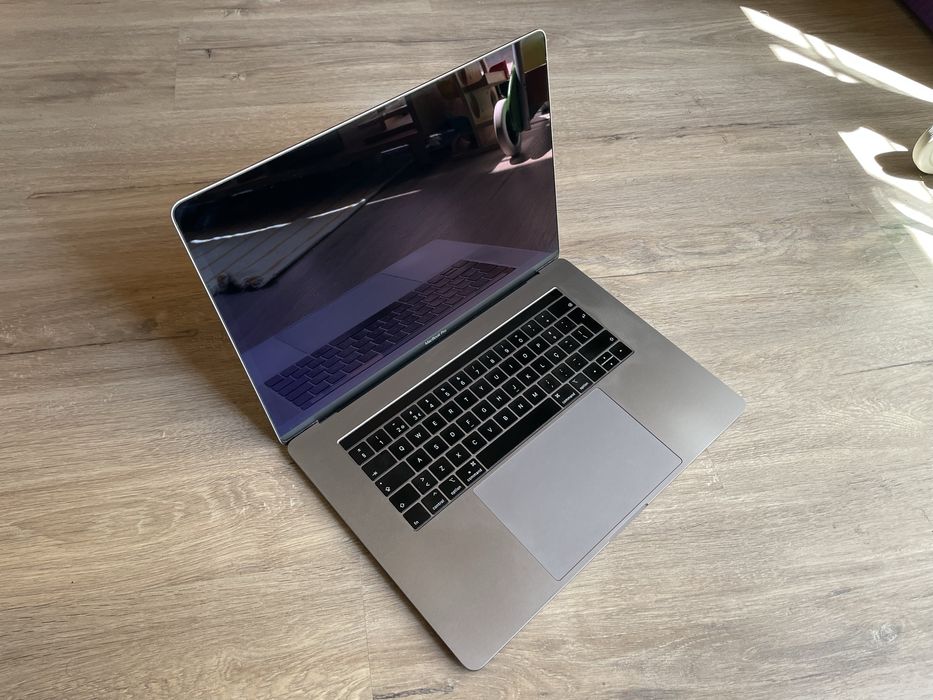 Macbook Pro 15 i9 32GB GFX 4G 500 SSD