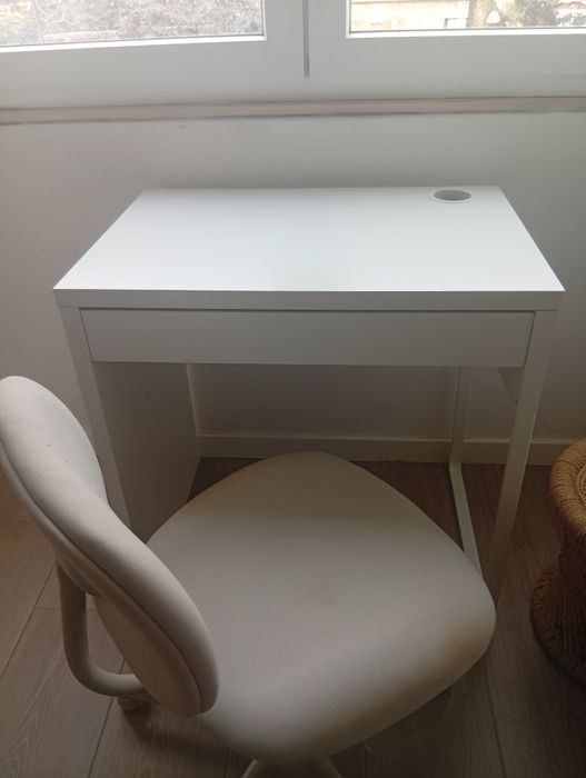 Secretaria e cadeira de escritório