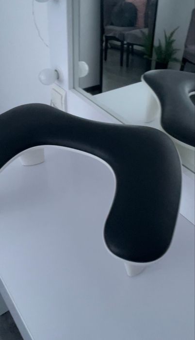 Підставка для рук клієнта в манікюрі