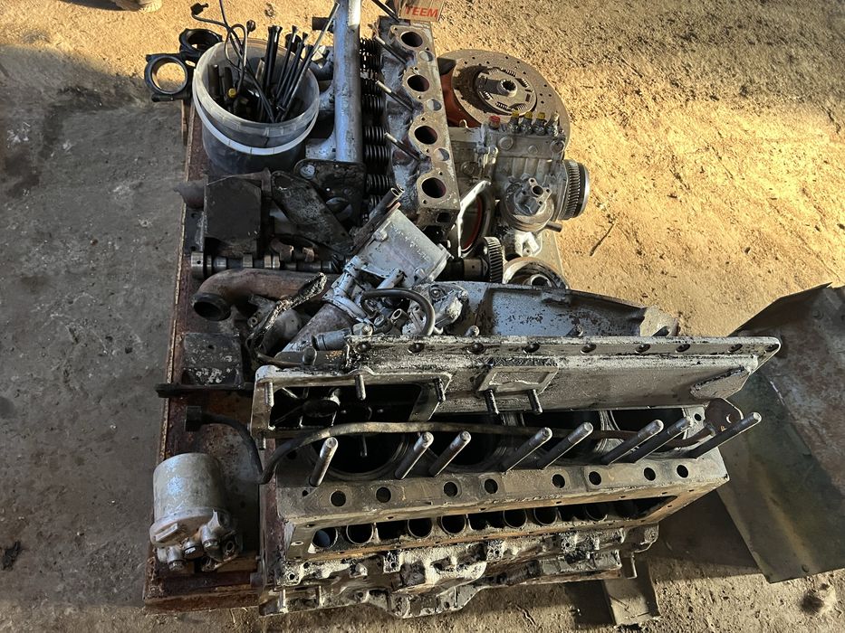 Авіа двигун розібраний .