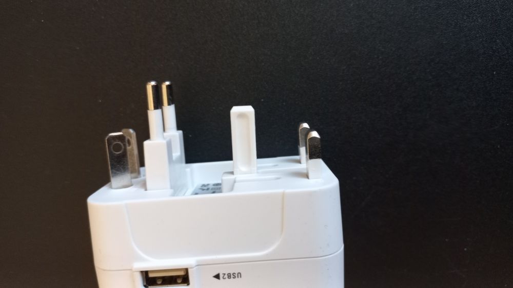 Adapter podróżny  turustyczna przejściówka zasilania