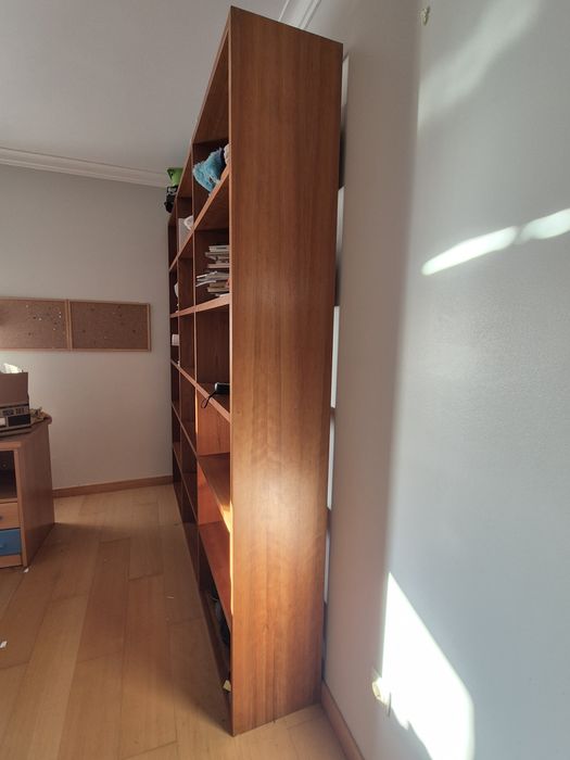 Estante em madeira 216 x 222 cm