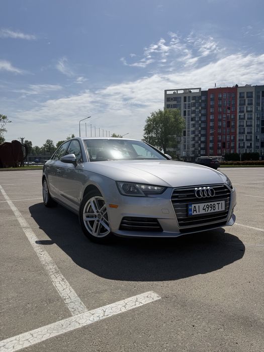 Машина Audi A4 2017 року