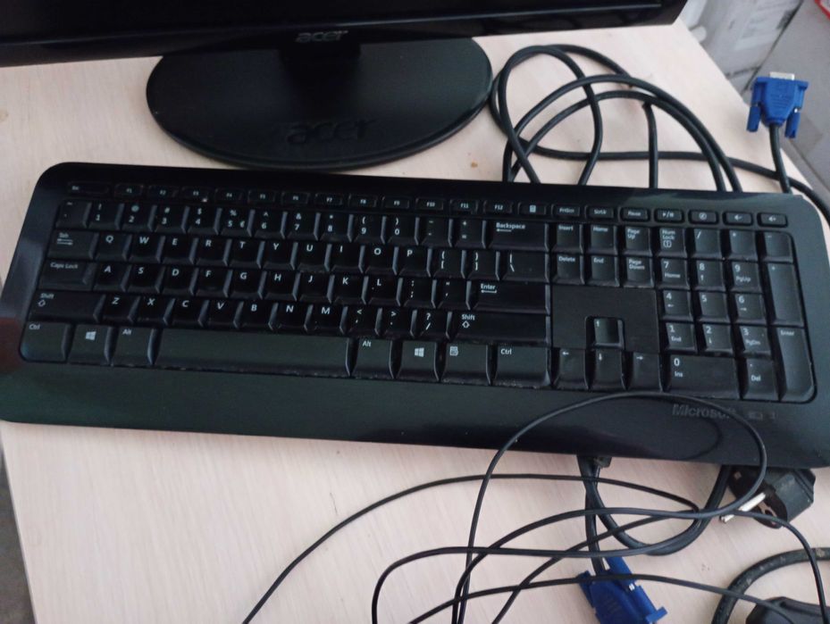 Monitor klawiatura i głosniki