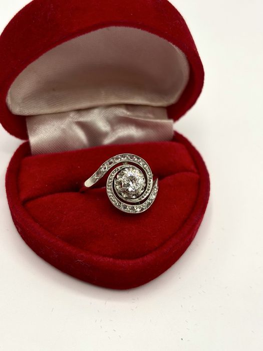 Złoty Pierścionek z brylantami w formie zawijasa