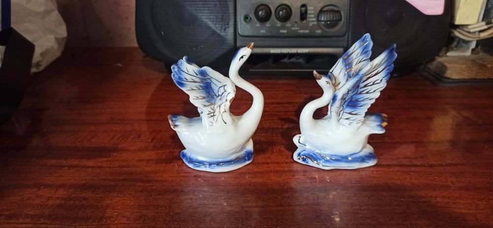 Фаянсовые статуетки лебеди