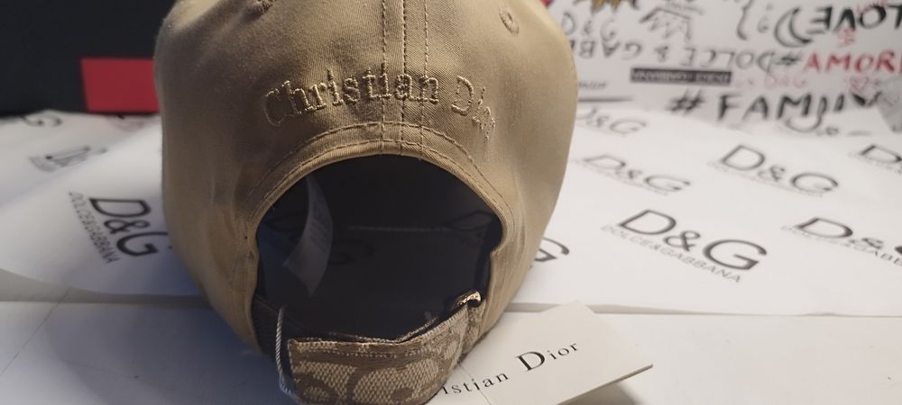 Czapka z daszkiem Dior.