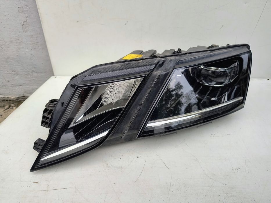 Skoda Octavia III lift 17-20 - Reflektor lewy kpl. LED Europa