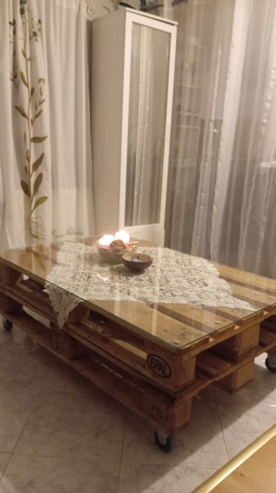 Ława z palet pod szkłem na kółkach