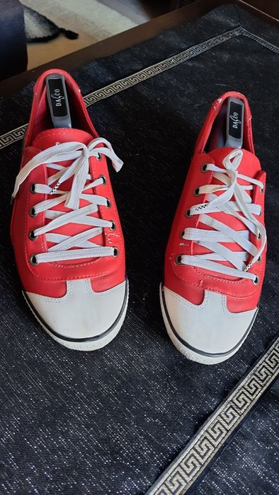 Czerwone trampki firmy PUMA