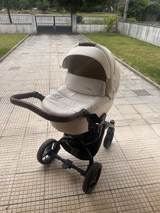 **Vendo carrinho de bebé usado em bom estado, com alguns sinais de uso**