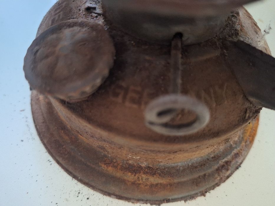 Zabytkowa niemiecka lampa naftowa