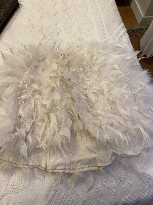 Capa em penas brancas de avestruz