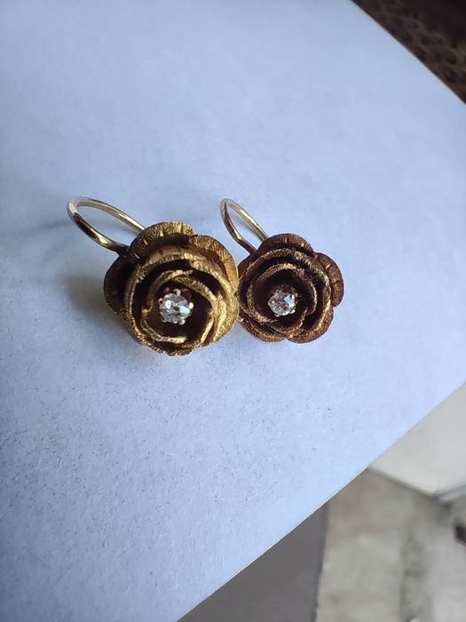 Brincos de  flor em ouro antigo não contrastado  com diamantes