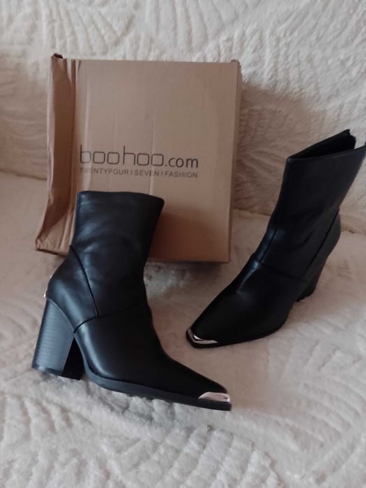 (40) Boohoo/ Czarne Botki kowbojki z blaszką w pudełku z Londynu, NOWE