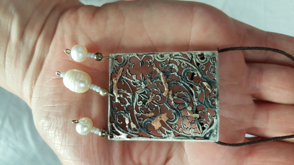 wisior maska wisior z perlami