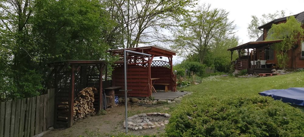 Domek całoroczny nad jeziorem z działką i prywatnym pomostem.