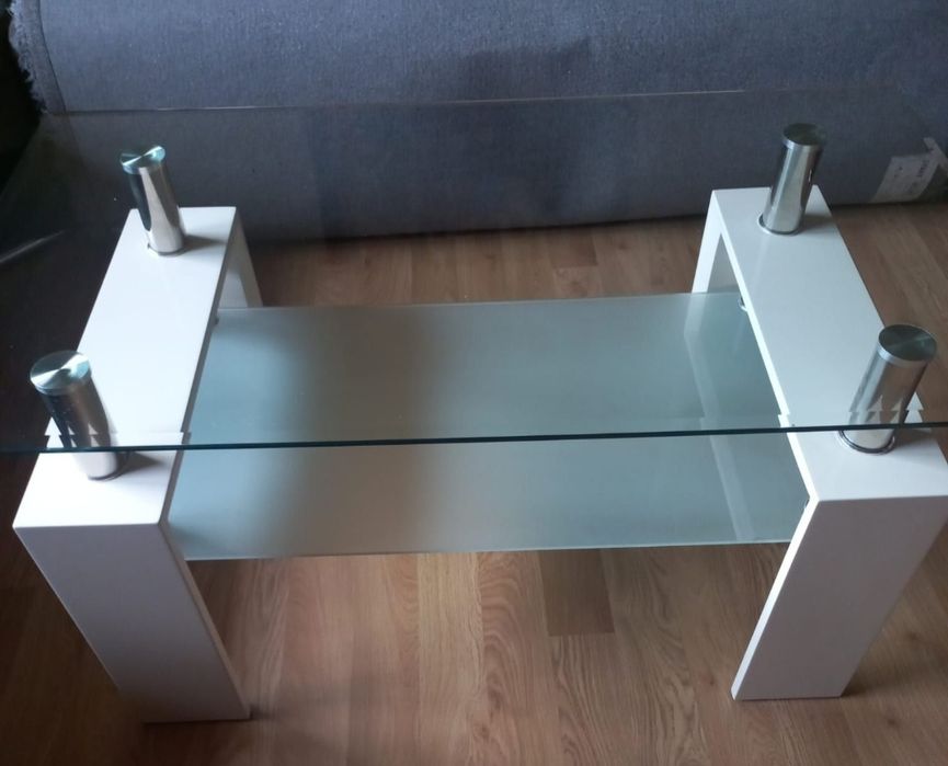 Dwa szklane stoliki do salonu