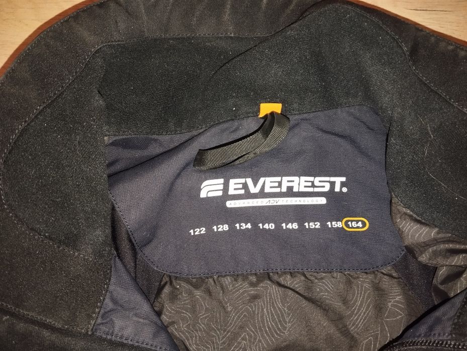 Продам спортивную куртку Everest