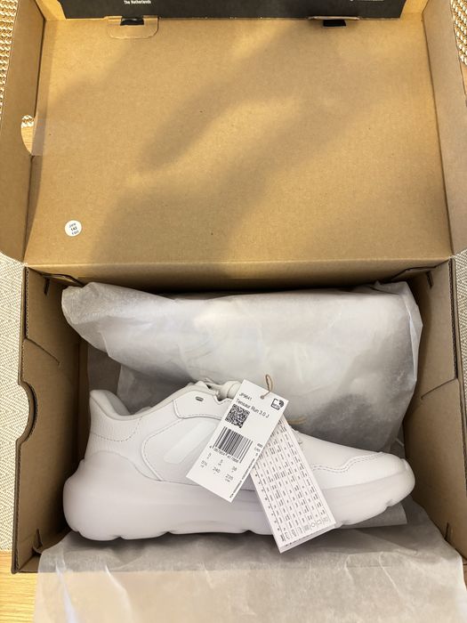 Sapatilhas Adidas Tensaur Run 3.0 completamente novas.