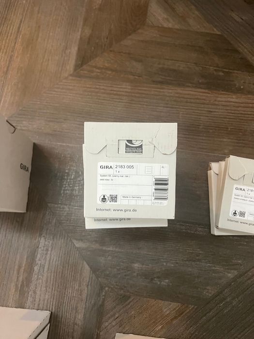 Gira osprzet nowy nierozpakowany puszki ramki