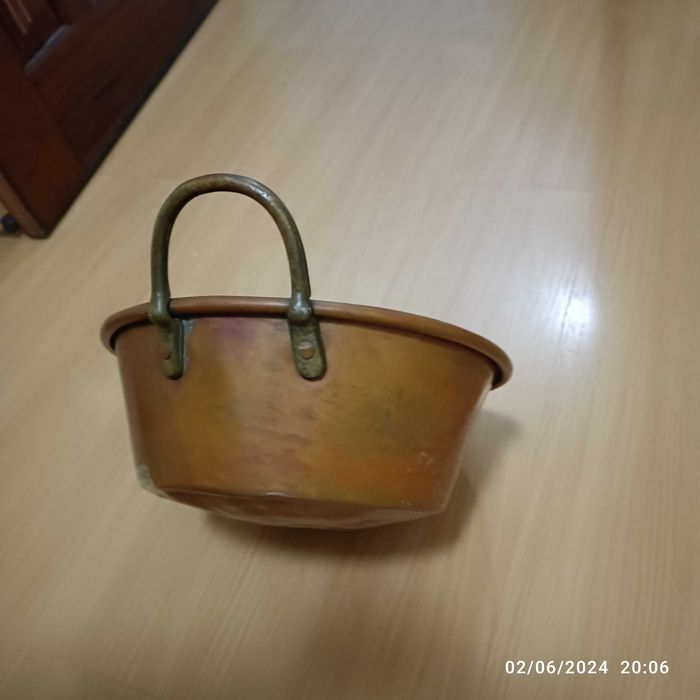 Tacho em cobre com mais de quatro décadas