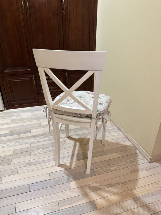 Стілець із дерева білий