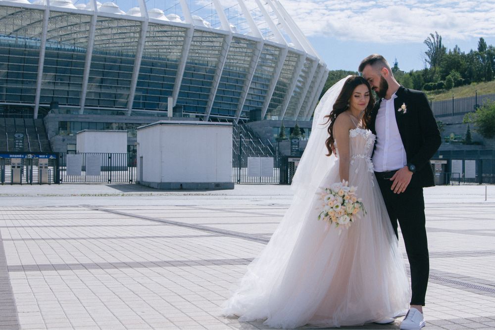 Весільна сукня, зі шлейфом та фатою