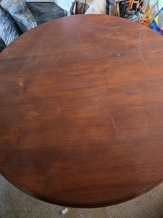Mesa com quatro cadeiras antigas