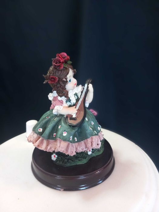 Estatueta decorativa, menina a tocar viola