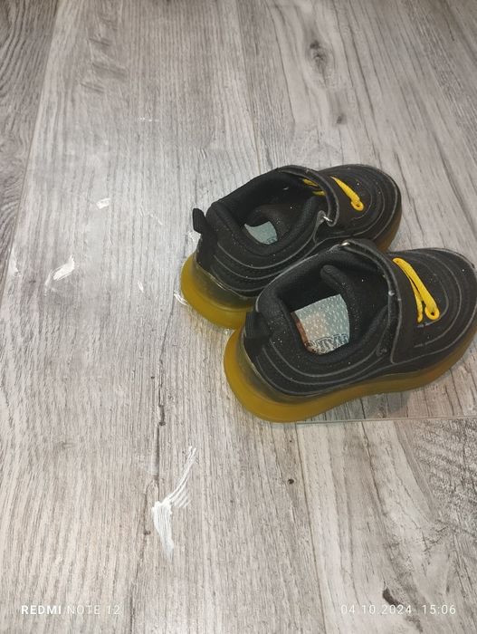 Кросівки з ледь підсвіткою