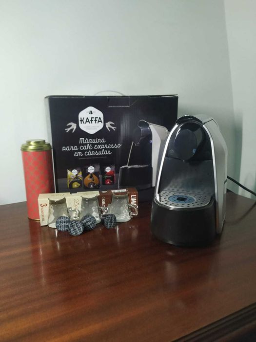 Máquina de Café Automática Kaffa + 40 cápsulas de café + 3 chávenas