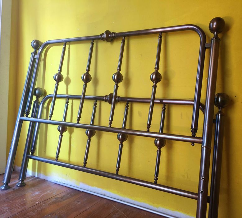 Cama de latão vintage – casal (140x195)