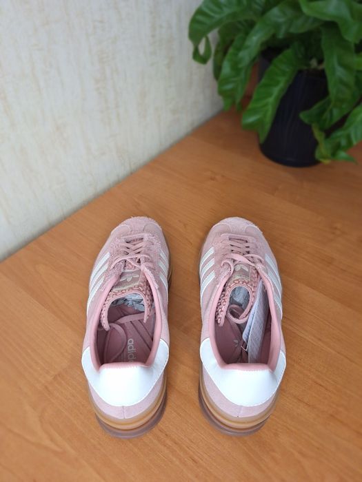 Жіночі кросівки адідас