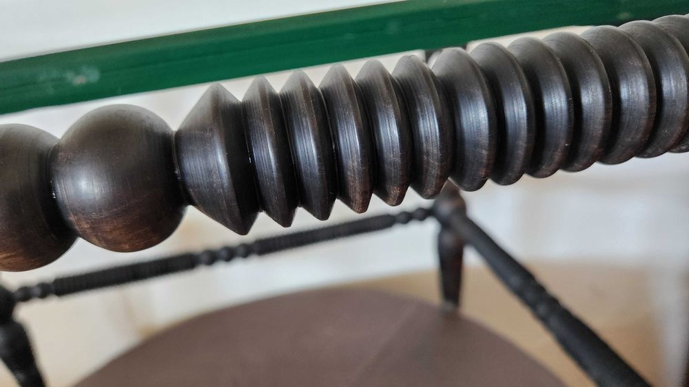 Mesa de apoio em Pau Preto com Tampo em vidro