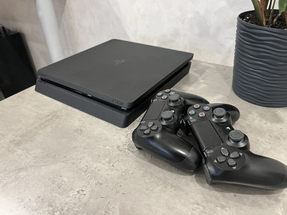 PS4 Slim 1TB 2 джойстика