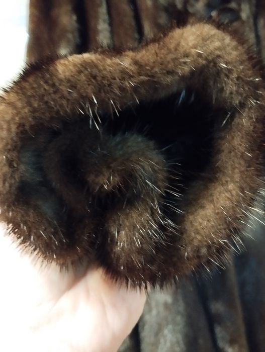 Норкова шуба жіноча