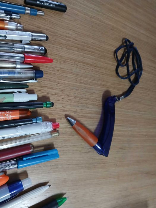 Sortido de canetas para coleção (não sei as que escrevem ou não)